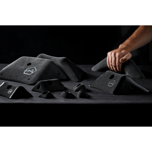 Polytalon FatBat Klettergriffe mit Hand eines Kletterers