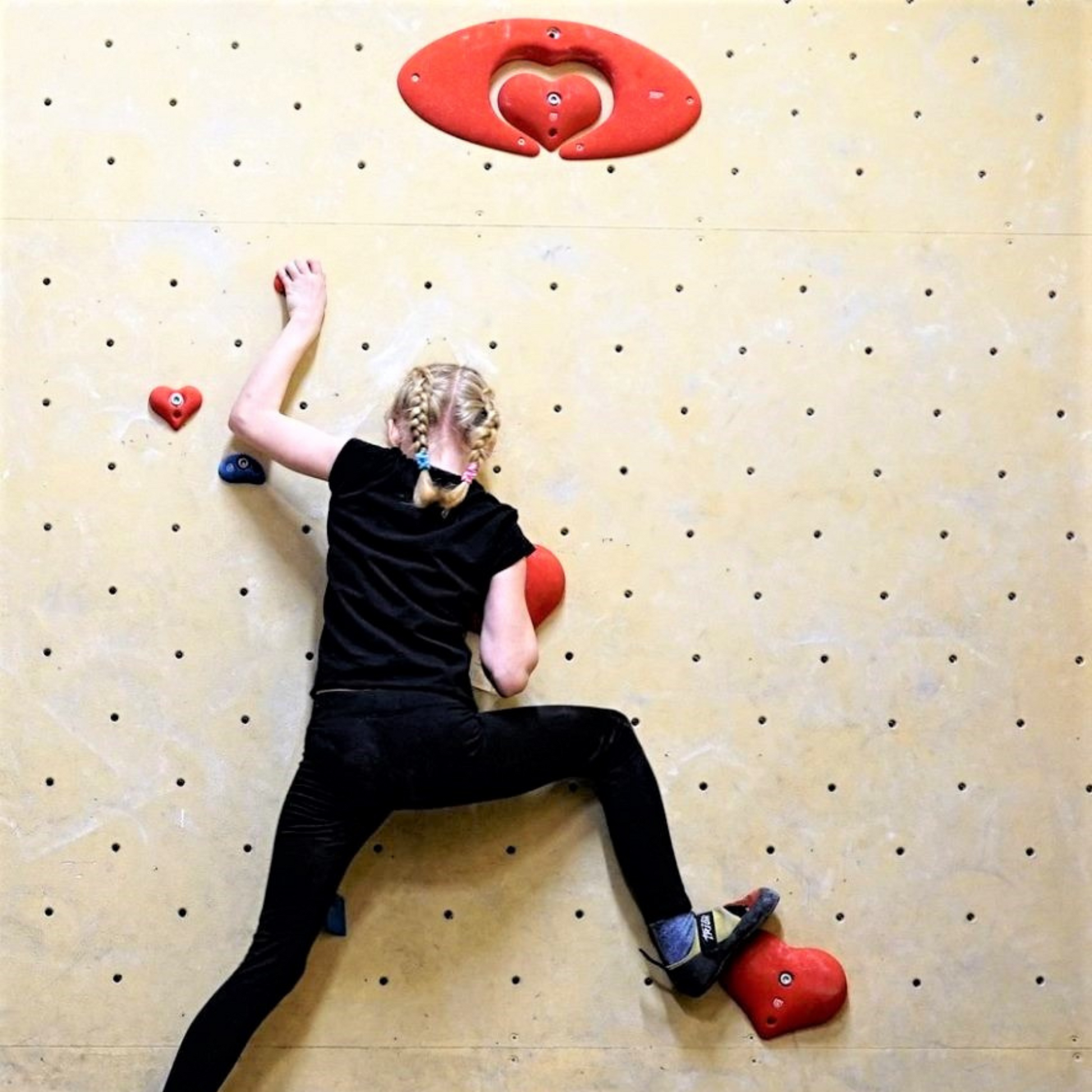 Virgin Grip Hearts Boulder Kit mit Frau die Klettert