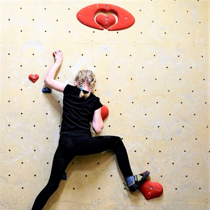 Virgin Grip Hearts Boulder Kit mit Frau die Klettert