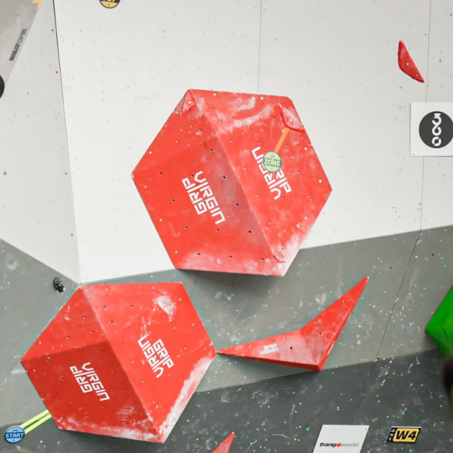 Virgin Grip Holzvolumen Set an Kletterwand montiert